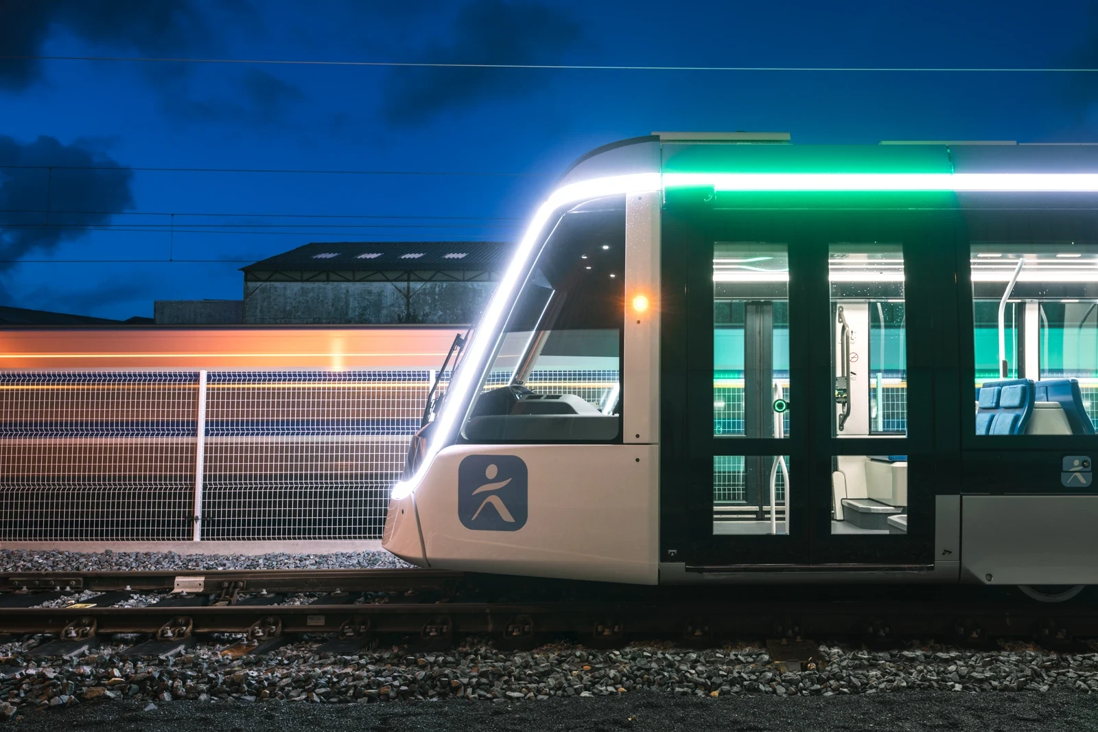 Le tramway T9 dit lumière, design Saguez & Partners.