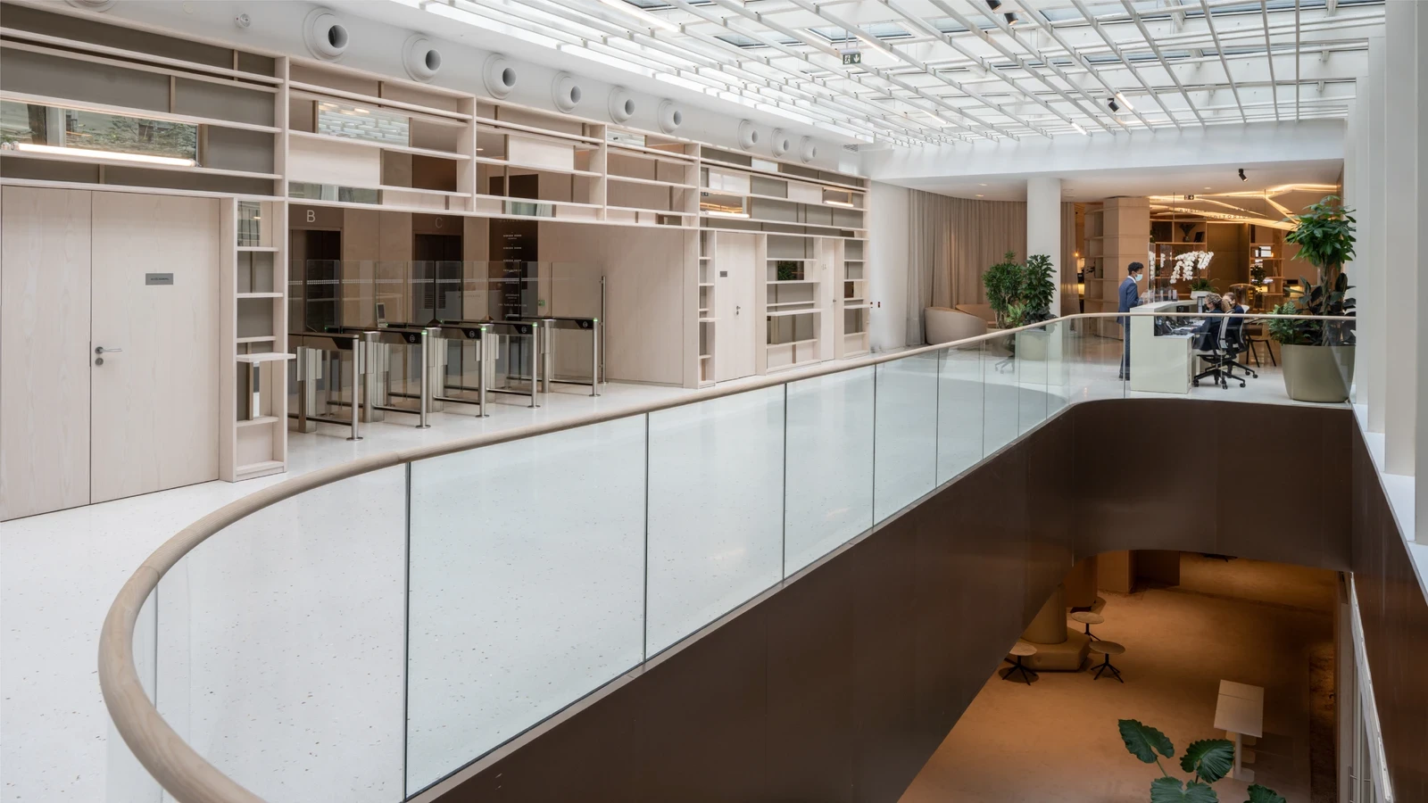 Hall lumineux bureau Axa Matignon