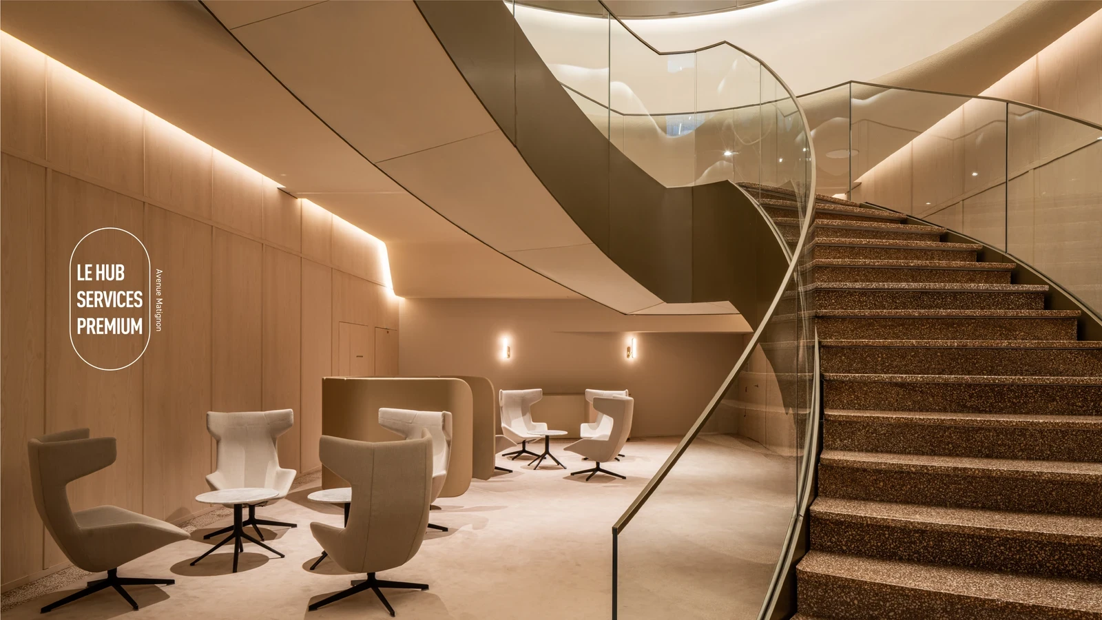 Hall, lumières tamisées, chaleureux, escaliers, échanges