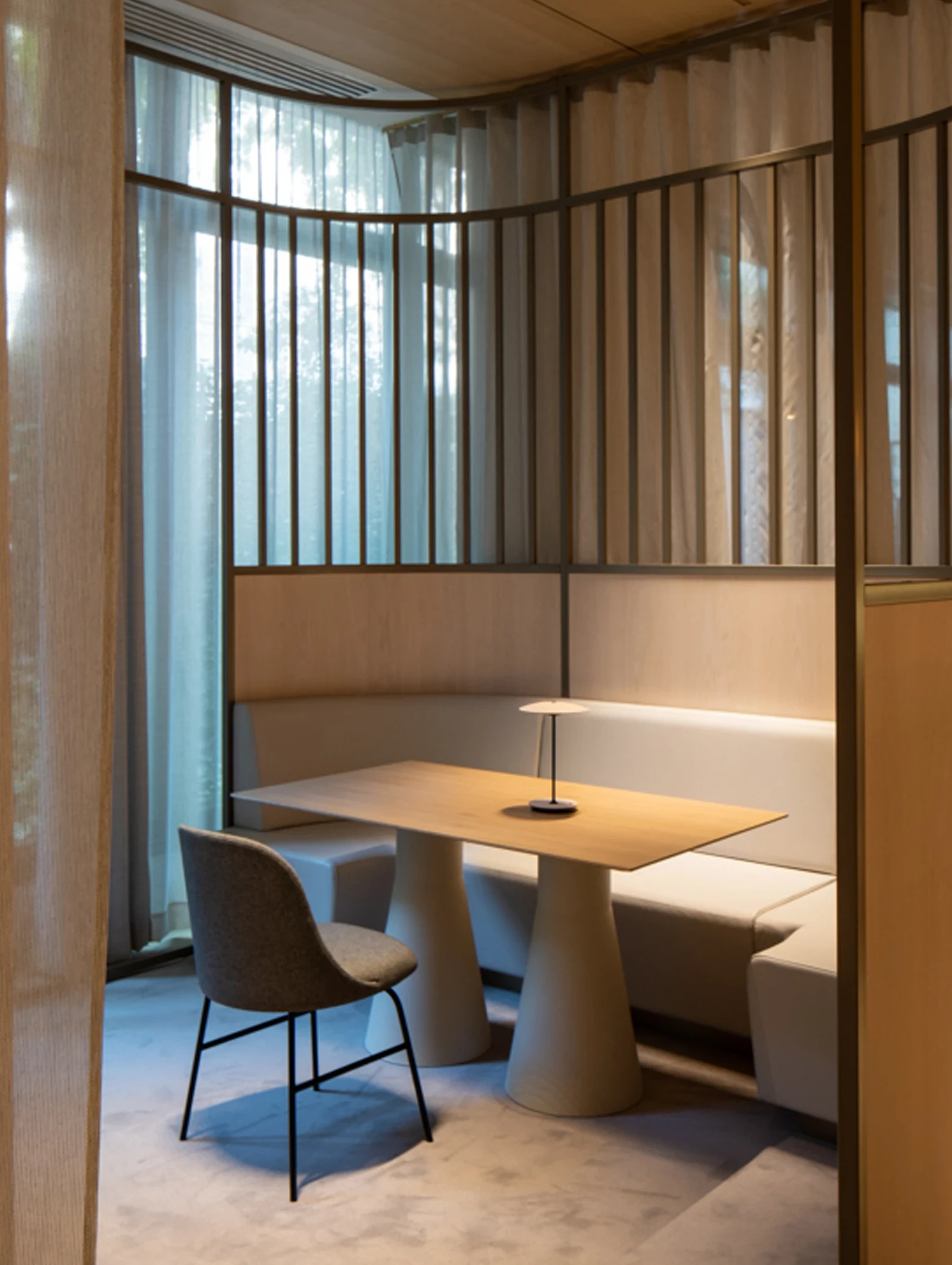 Espace calme, lumière tamisée, bureaux Axa Matignon