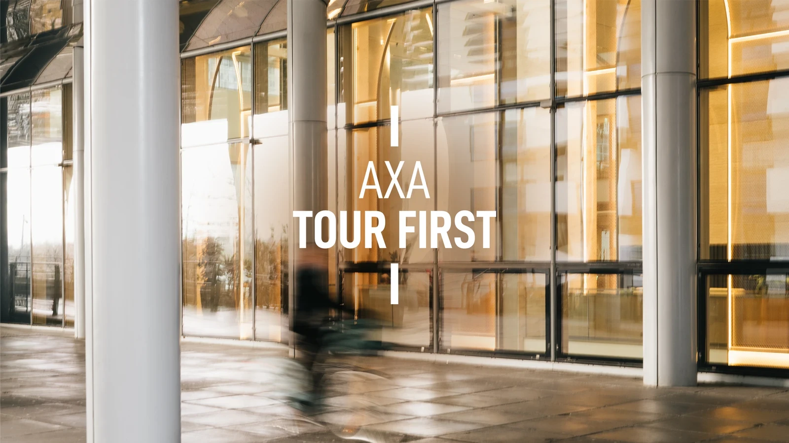 Titre Axa Tour First avec en arrière plan un hall, baie vitrées