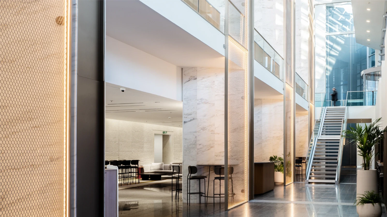 Hall, escaliers, vue sur des coins détente