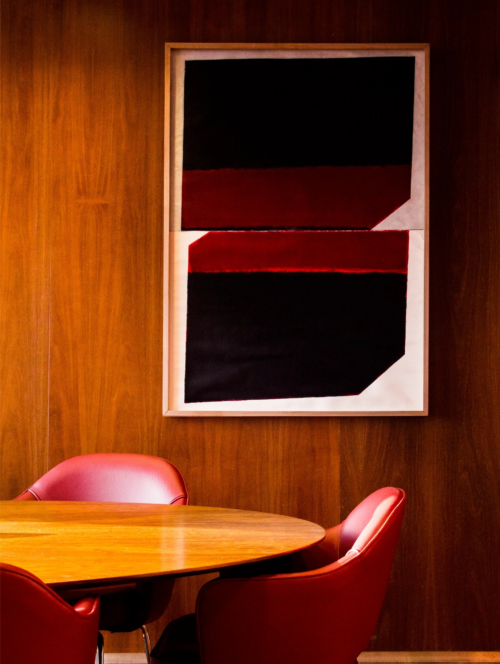 Table de réunion, oeuvre d'art sur mur en bois