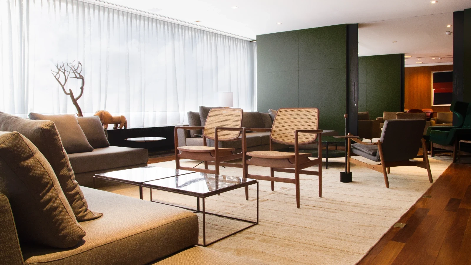 Salon voyageur avec canapé, fauteuils et table basse