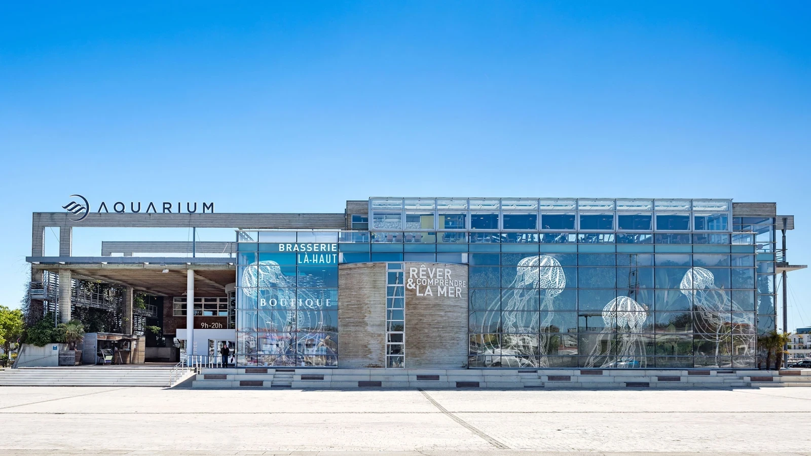 Vue de l'extérieur de l'aquarium de La Rochelle avec des méduses géantes en vitrophanie sur la façade