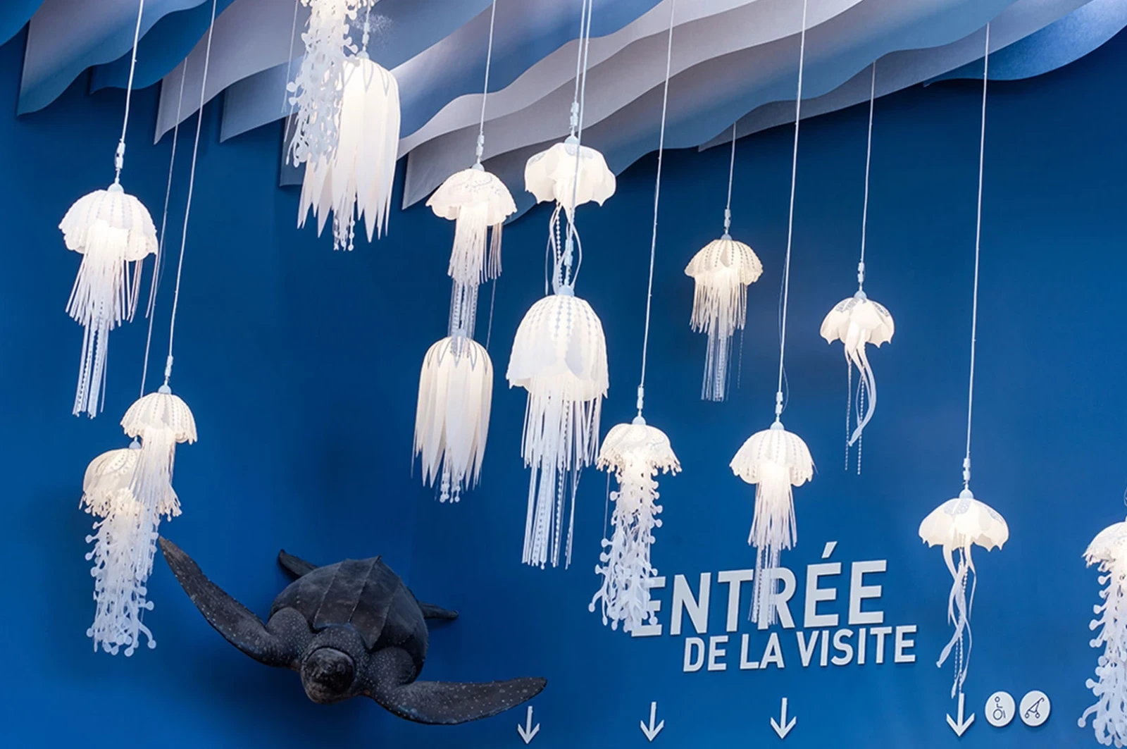 Luminaires qui pendent du plafond en formes de méduses