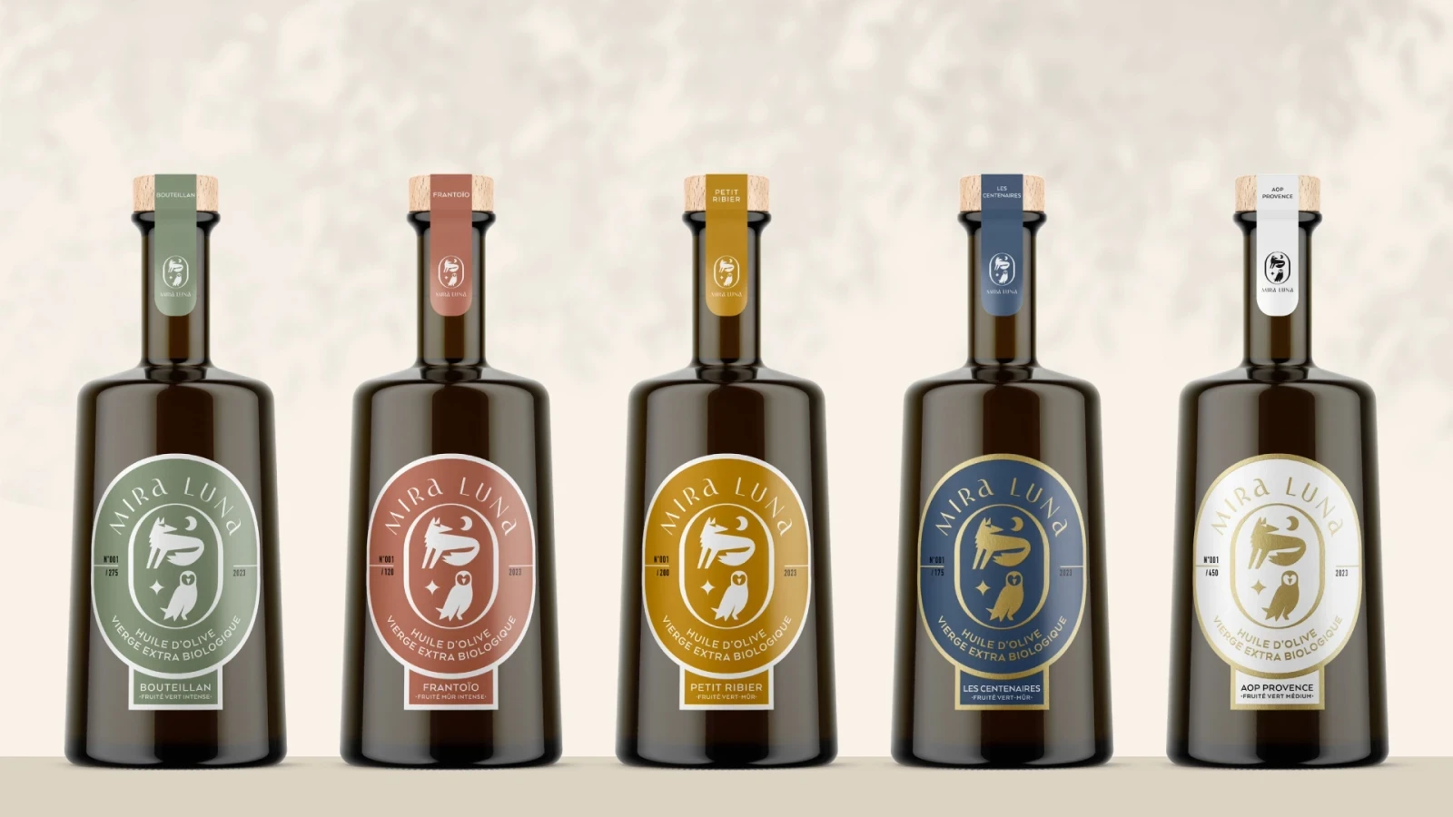 Photographie présentant la gamme de 5 huiles d'olive du Domaine Mira Luna : Bouteillan, Frantoïo, Petit Ribier, Les Centenaires et AOP Provence