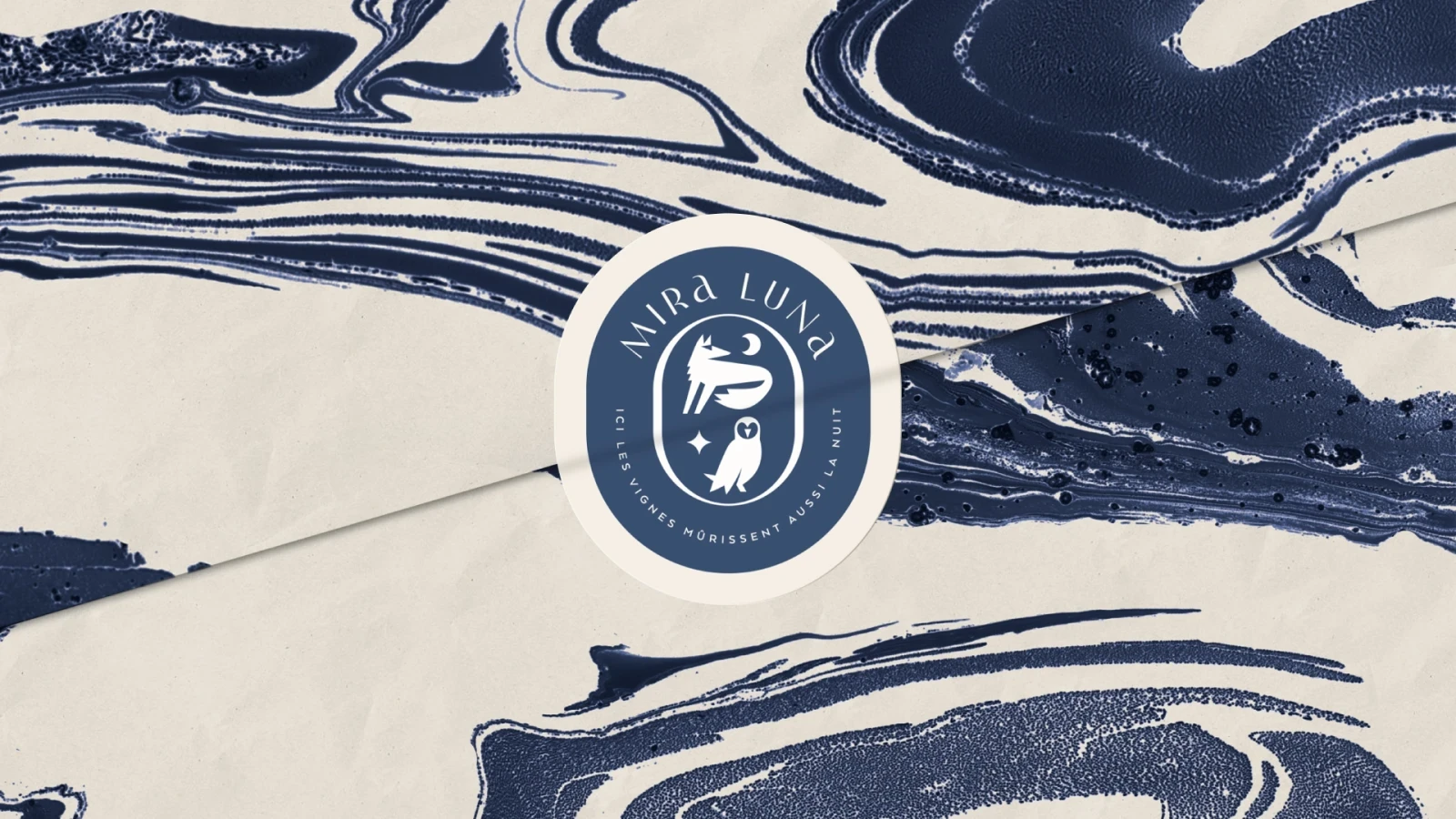 Image présentant un packaging de la marque Mira Luna, un autocollant avec le logo en blanc sur fond bleu ferme le papier cadeau