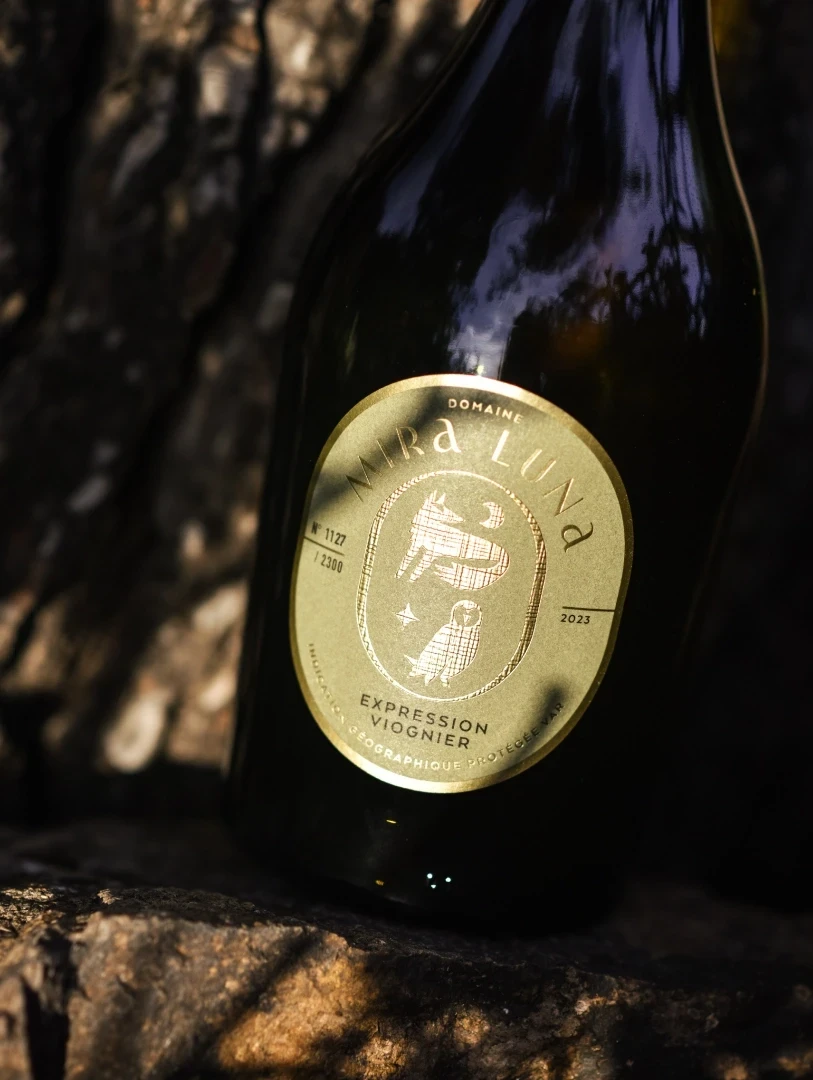 Zoom sur l'étiquette d'une bouteille de vin du Domaine Mira Luna