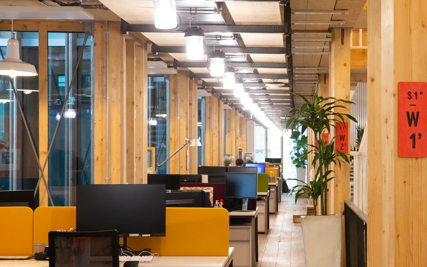 Photo des espaces de travail au siège social Nature & Découvertes, intérieur design Saguez & Partners.