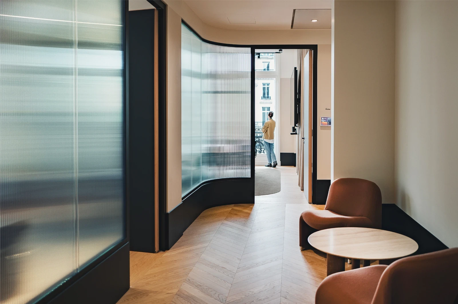 Couloir, cloison en verre cannelé, petit coin pour s'assoir 