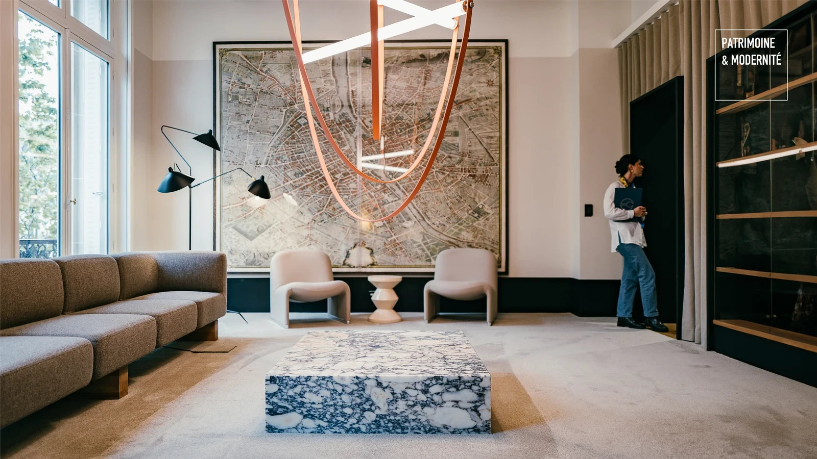 Salle d'attente, détente, table basse effet marbre, grand tableau d'une carte géographique, canapé, luminaire