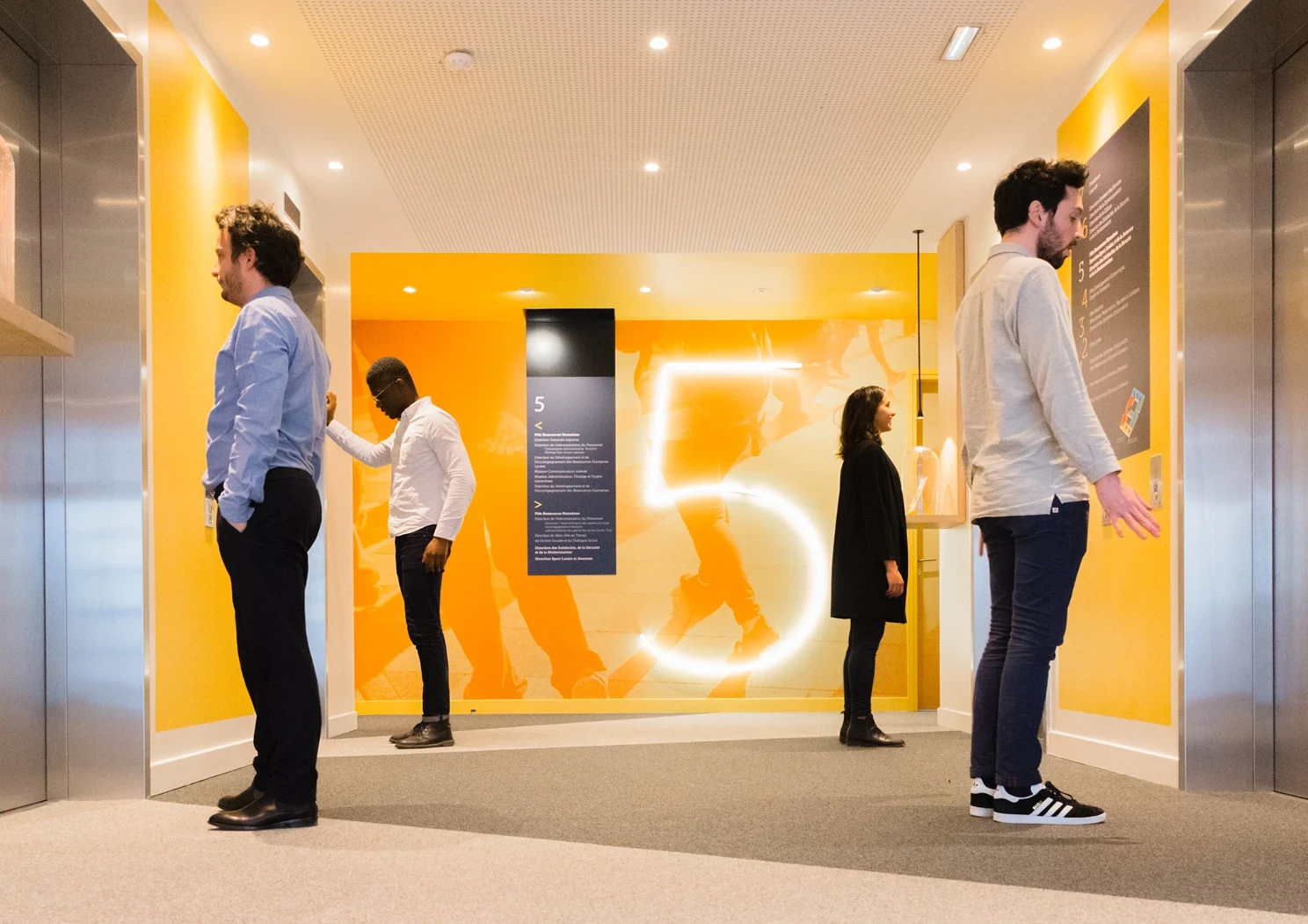 Palier ascenseur coloré au siège du Conseil Régional Ile-de-France