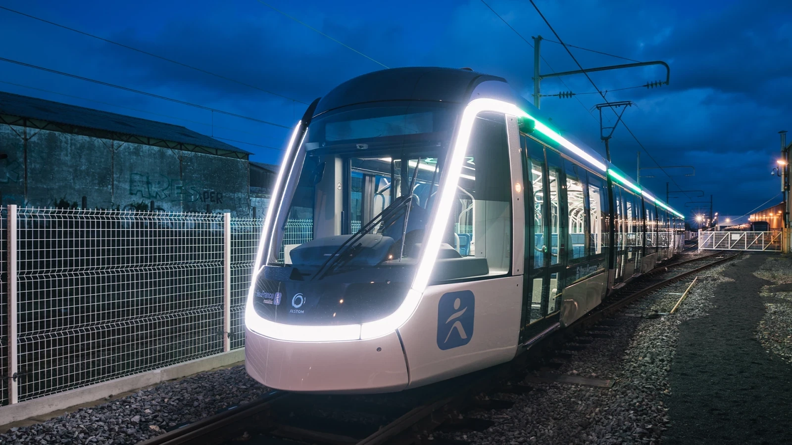 Le tramway T9 dit lumière, design Saguez & Partners.