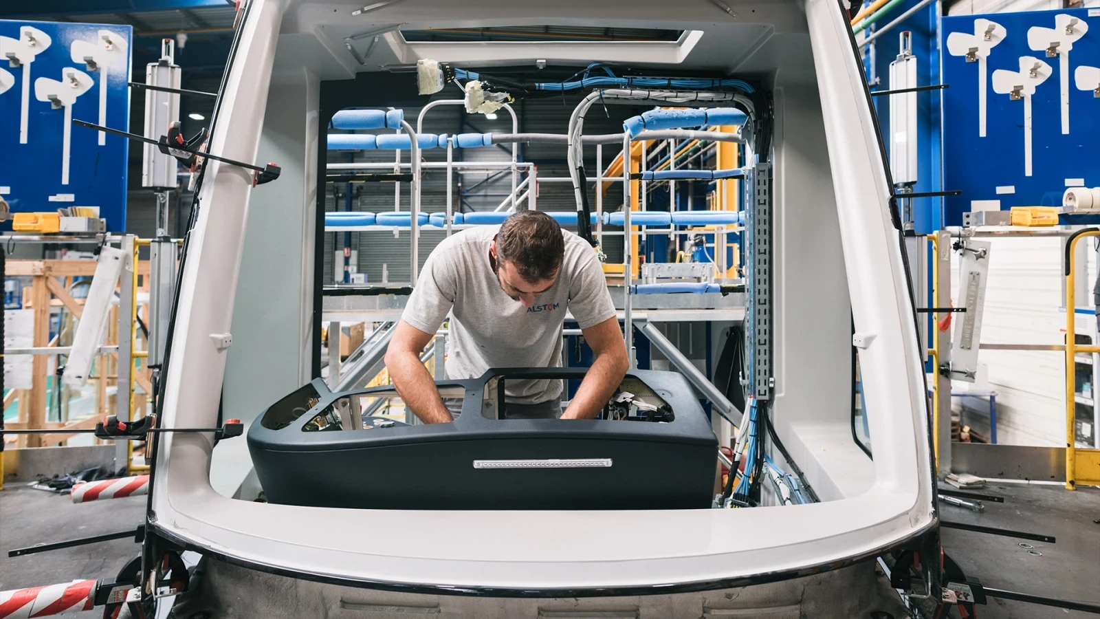 Usine de fabrication des tramway, focus sur la coque.