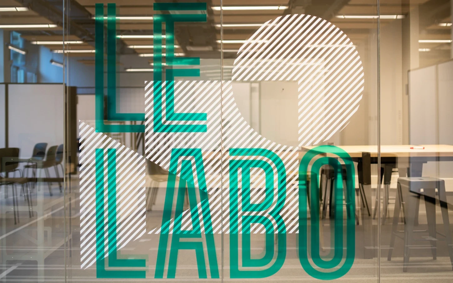 Le labo, vitrophanie typographie, formes géométrique
