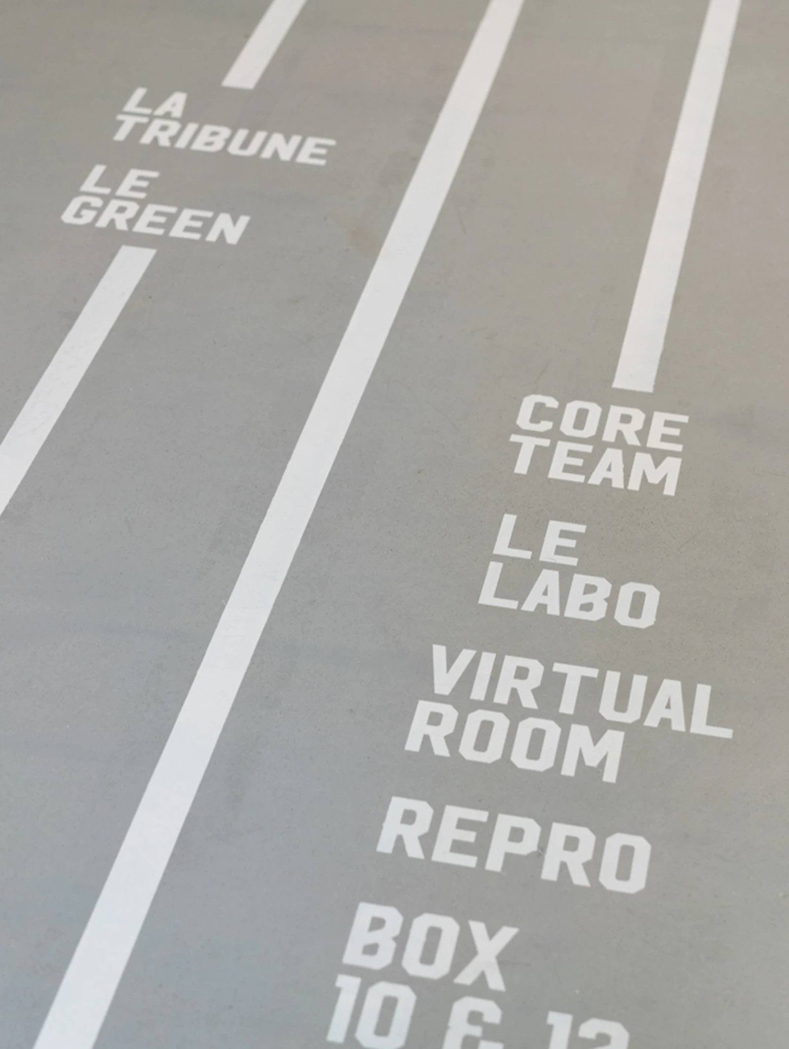 marquage au sol ligne blanche, typographie